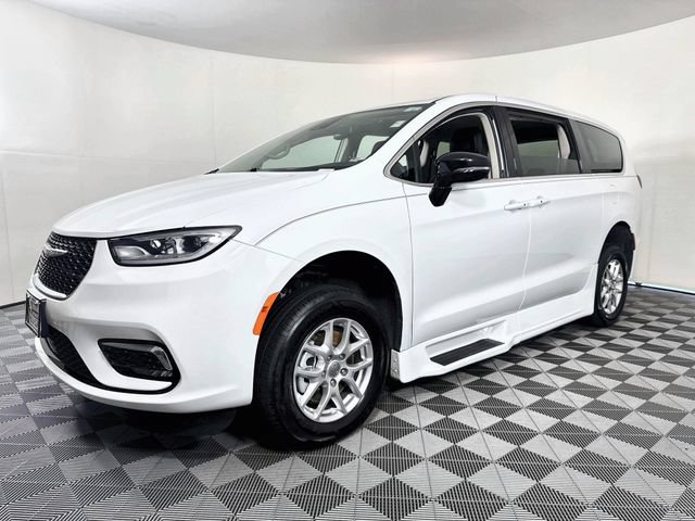 Used 2024 Chrysler Pacifica Touring-L FWD image 3