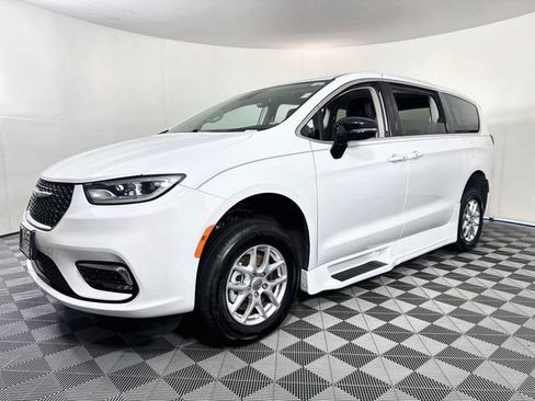 Used 2024 Chrysler Pacifica Touring-L FWD image 3