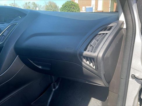 Used 2016 Ford Focus SE w/ Equipment Group 201A image 16