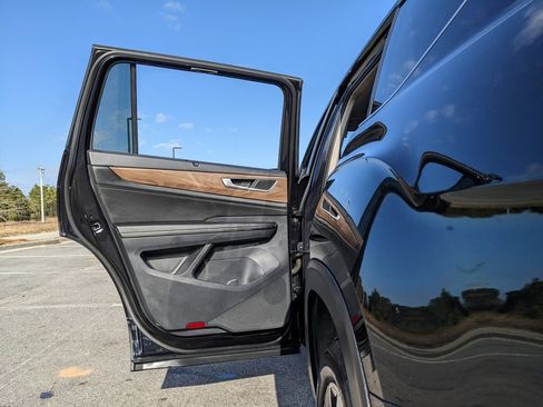 Used 2024 Volkswagen Atlas SE image 61