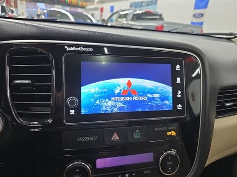 Used 2018 Mitsubishi Outlander SEL image 18