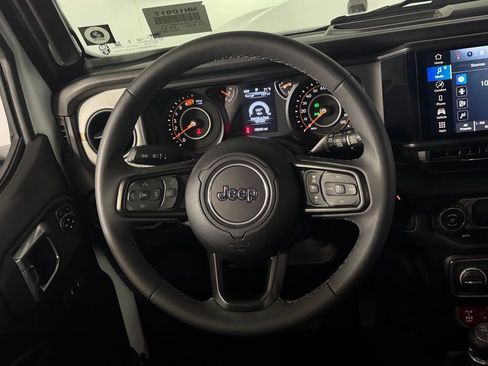 Used 2025 Jeep Wrangler Unlimited Sport AWD/4WD image 19