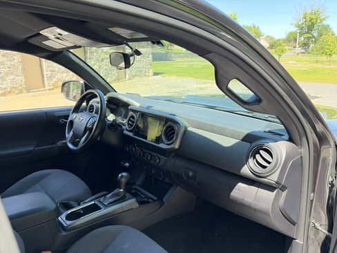 Used 2017 Toyota Tacoma TRD Sport w/ Tow Package (A/T) AWD/4WD image 28