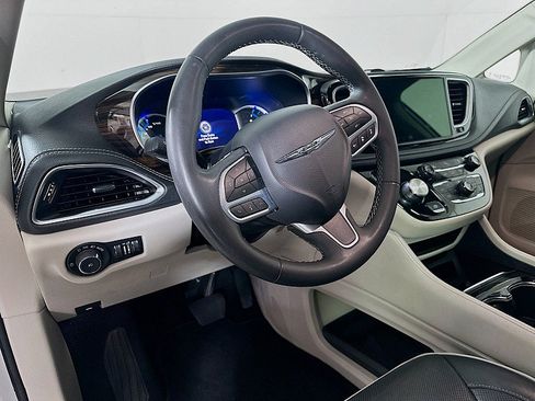 Used 2023 Chrysler Pacifica Limited FWD image 9