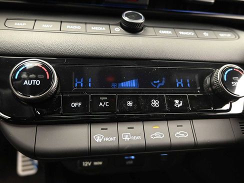Certified 2025 Hyundai Elantra SEL FWD image 20