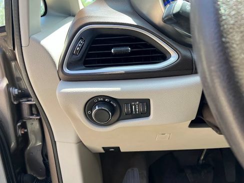 Used 2017 Chrysler Pacifica Touring FWD image 10