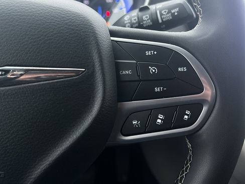 Used 2024 Chrysler Pacifica Touring-L image 27