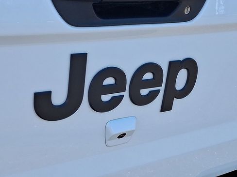 Used 2024 Jeep Gladiator Sport AWD/4WD image 31