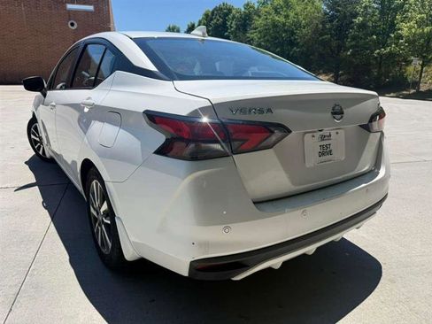Used 2021 Nissan Versa SV FWD image 3