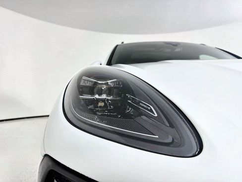 Used 2023 Porsche Macan AWD/4WD image 32