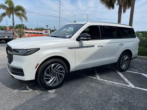 Used 2025 Lincoln Navigator Reserve AWD/4WD image 4