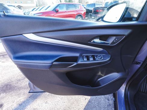 Used 2022 Chevrolet Bolt EUV LT w/ Convenience Package image 8