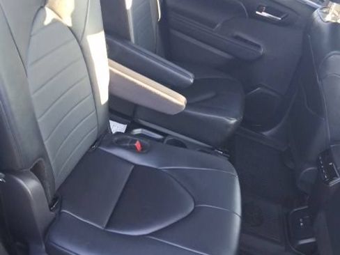 Used 2024 Toyota Highlander XLE AWD/4WD image 35