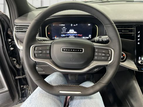 Used 2025 Jeep Wagoneer 4WD image 17