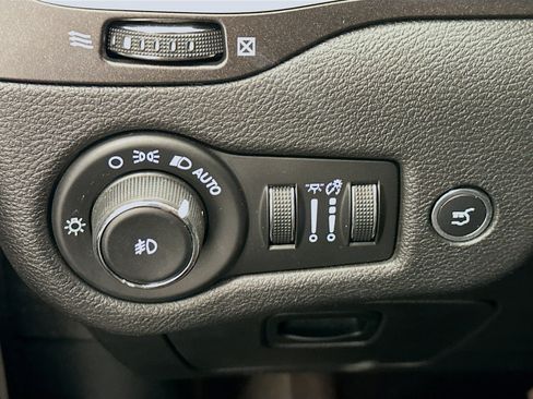 Used 2019 Jeep Cherokee Trailhawk AWD/4WD image 17