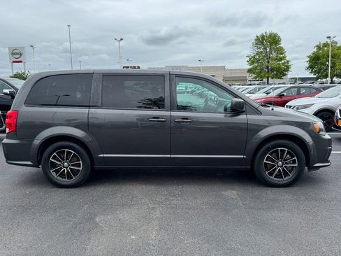 Used 2018 Dodge Grand Caravan SE FWD image 2