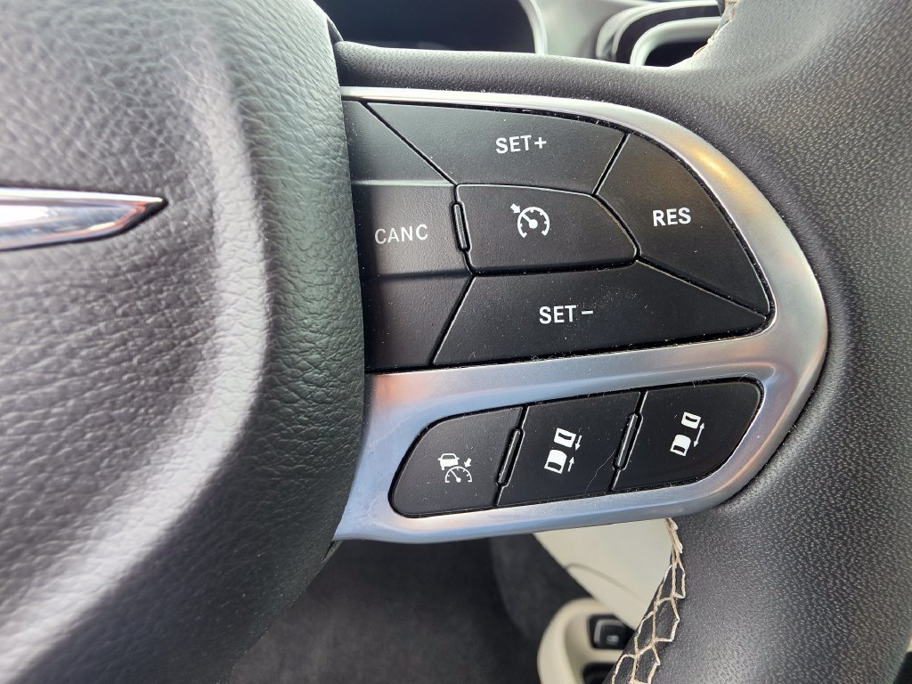 Used 2023 Chrysler Pacifica Touring-L FWD image 22