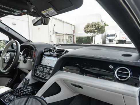Used 2021 Bentley Bentayga AWD/4WD image 28