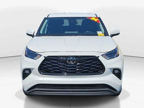 Used 2024 Toyota Highlander LE FWD image 8