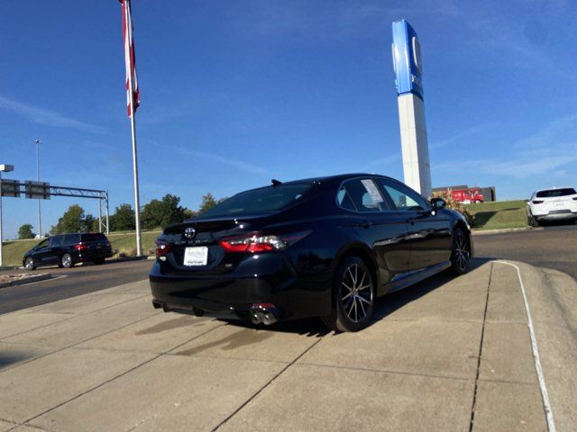 Used 2024 Toyota Camry SE FWD image 11