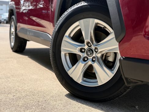 Used 2019 Toyota RAV4 XLE FWD image 2