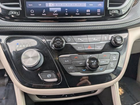 Used 2021 Chrysler Pacifica Limited w/ Uconnect Theater Family Group image 22