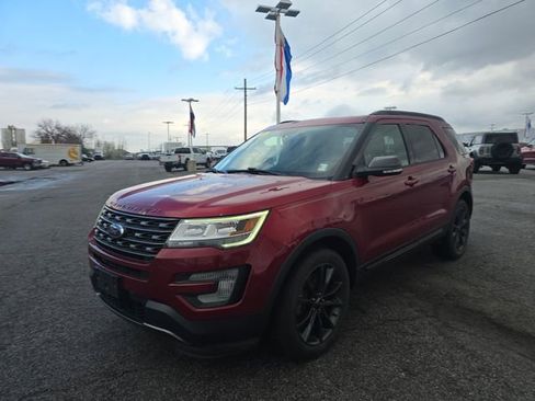 Used 2017 Ford Explorer XLT w/ Equipment Group 202A image 9