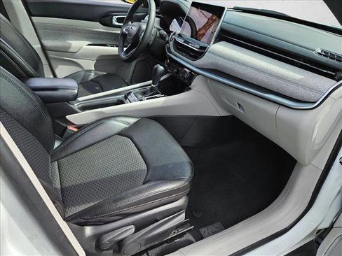 Used 2024 Jeep Compass Latitude image 19