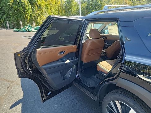 New 2025 Nissan Pathfinder Platinum w/ Cargo Package image 28