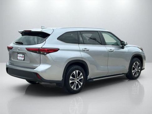 Certified 2023 Toyota Highlander XLE image 5