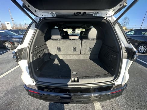 Used 2025 Chevrolet Traverse RS image 24