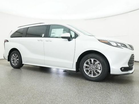 New 2026 Toyota Sienna XLE image 28