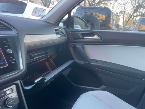 Used 2018 Volkswagen Tiguan SE w/ Panoramic Sunroof Package image 34