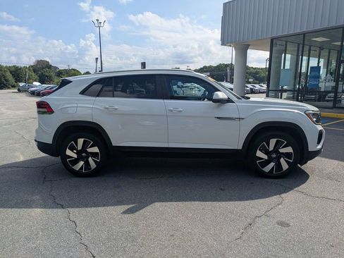 Used 2024 Volkswagen Atlas Cross Sport SE FWD image 2