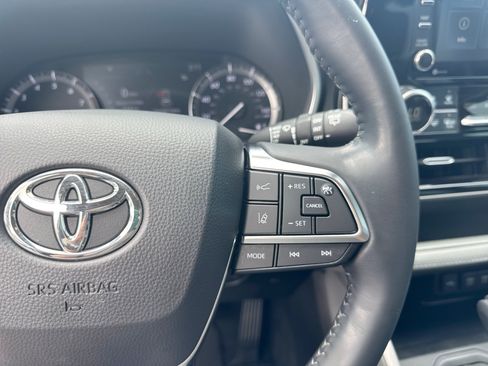 Used 2020 Toyota Highlander XLE FWD image 26
