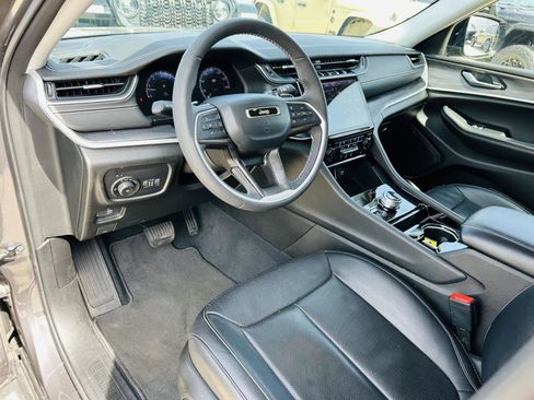 Used 2023 Jeep Grand Cherokee L Limited w/ Luxury Tech Group II image 17