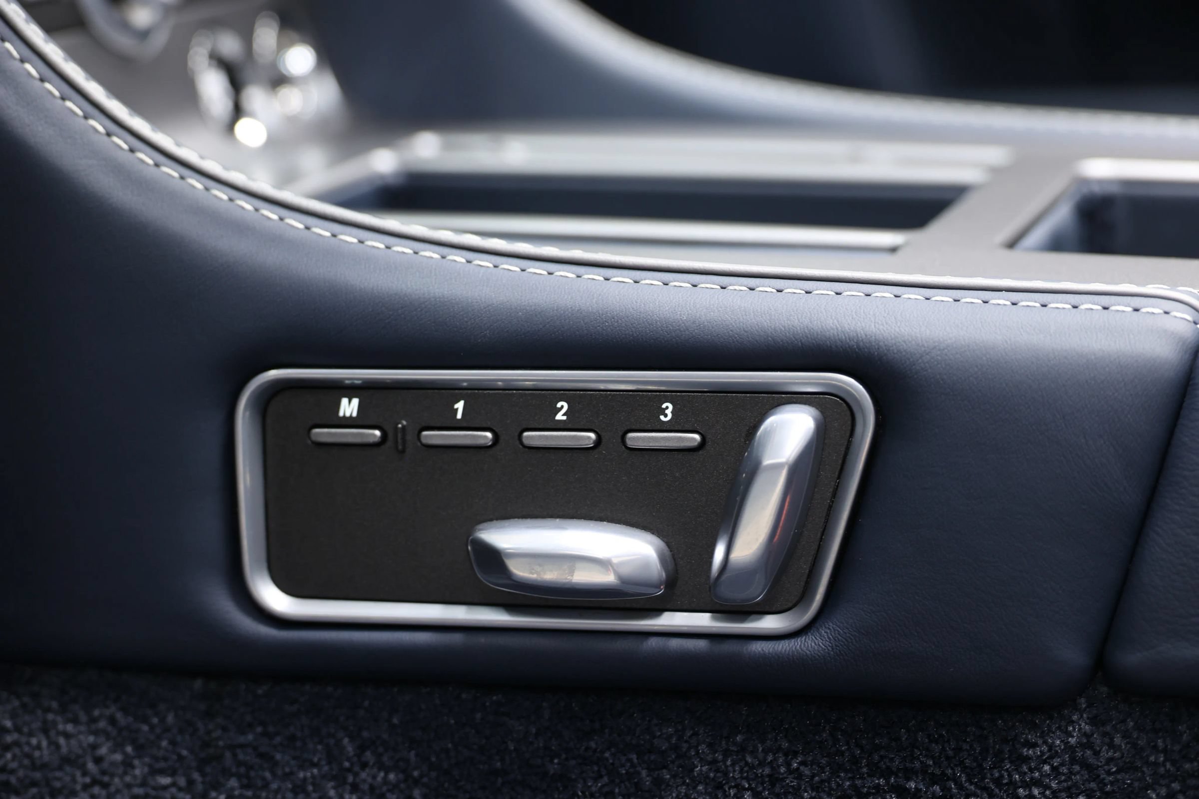 Used 2012 Aston Martin Virage Volante RWD image 36