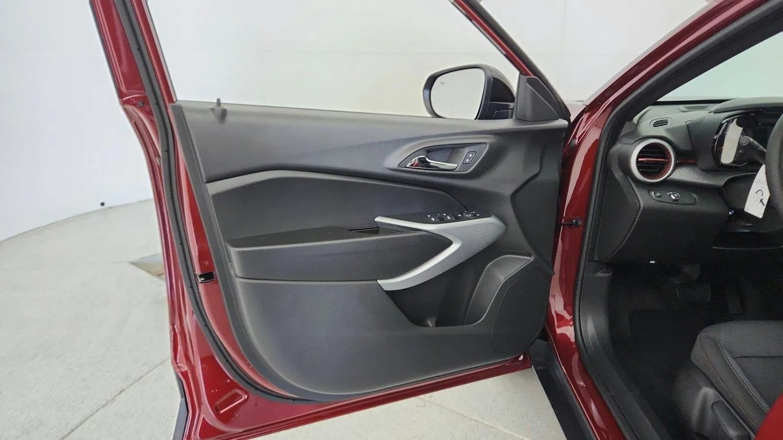 Used 2025 Chevrolet Trax RS w/ Driver Confidence Package FWD image 20