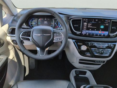 Used 2024 Chrysler Pacifica Limited FWD image 15