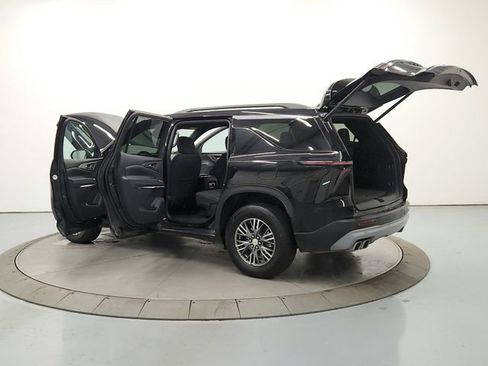 Used 2025 Chevrolet Traverse LT image 13