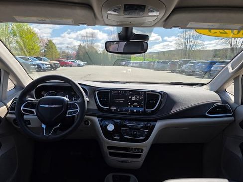 Used 2023 Chrysler Pacifica Touring-L FWD image 20