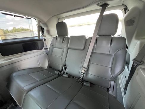 Used 2012 Volkswagen Routan SEL FWD image 10