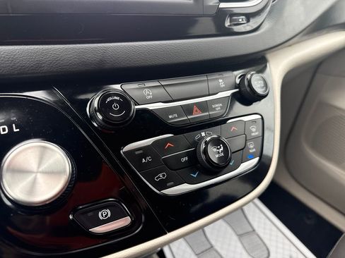 Used 2023 Chrysler Voyager LX image 32