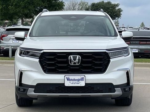 Used 2025 Honda Pilot Touring image 8