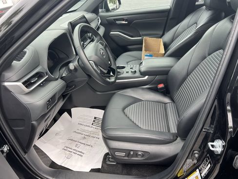 Used 2025 Toyota Highlander XSE AWD/4WD image 16