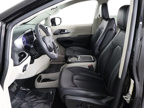 Used 2024 Chrysler Pacifica Touring-L FWD image 28