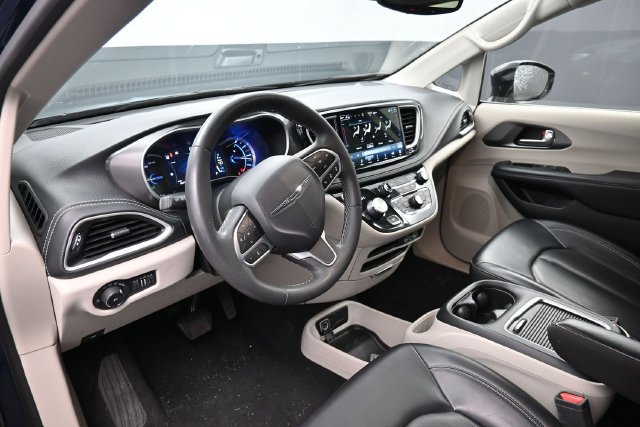 Used 2024 Chrysler Pacifica Limited FWD image 17