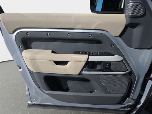 Used 2023 Land Rover Defender 130 X-Dynamic SE image 28