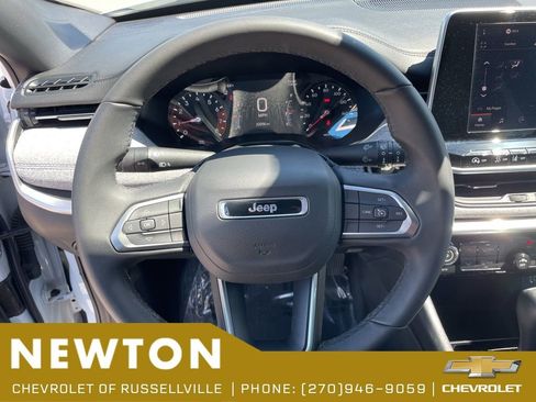 Used 2025 Jeep Compass Latitude AWD/4WD image 12