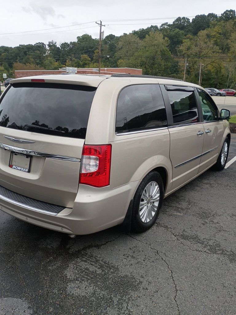Used 2013 Chrysler Town & Country Touring-L w/ Premium Group FWD image 5